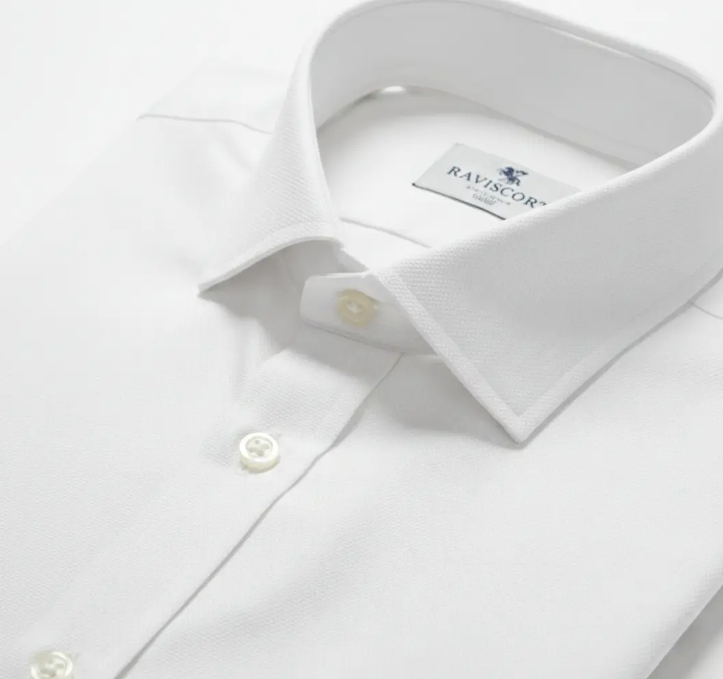 White Raviscort shirt collar with the house label